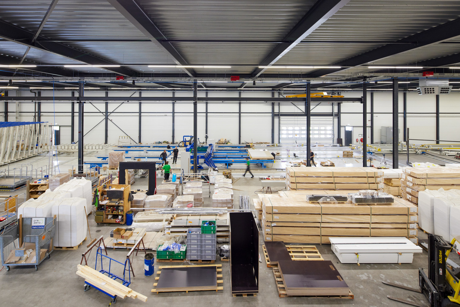 Moderne productiehal met kantoorruimte